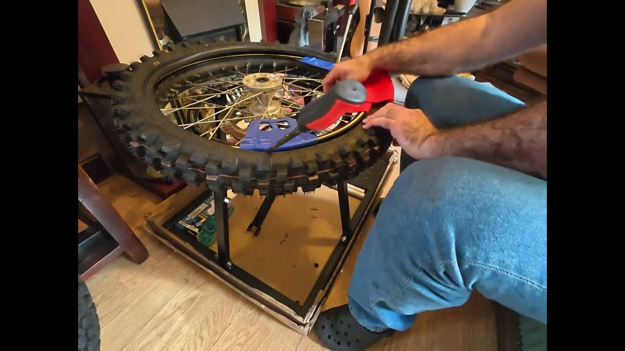Motorcycle tyre change Dunlop D952 Voge rally 300 #voge #motorcyclemaintenance #motorcycletytires