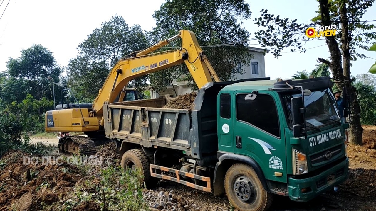 Xe trộn bê tông tươi Máy xúc DX55 Ôtô tải ben chở đổ đất Komatsu PC200 múc đất đá lên xe ben