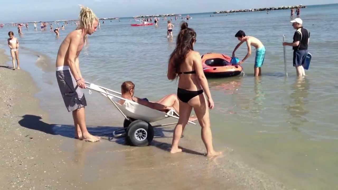 Vacanze disabili Rimini: Carrozzina da mare disabili per entrare in acqua e fare il bagno.