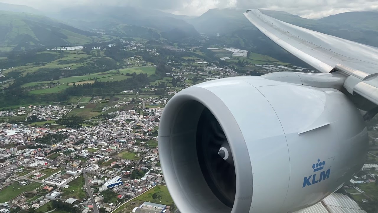 KLM 777-300ER Windy Landing in Quito Mariscal Sucre Airport