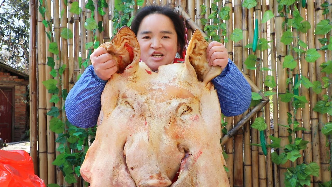 20斤大猪头做卤味，苗大姐割起猪脸直接啃，真的是饿死鬼吃肉#大口吃肉