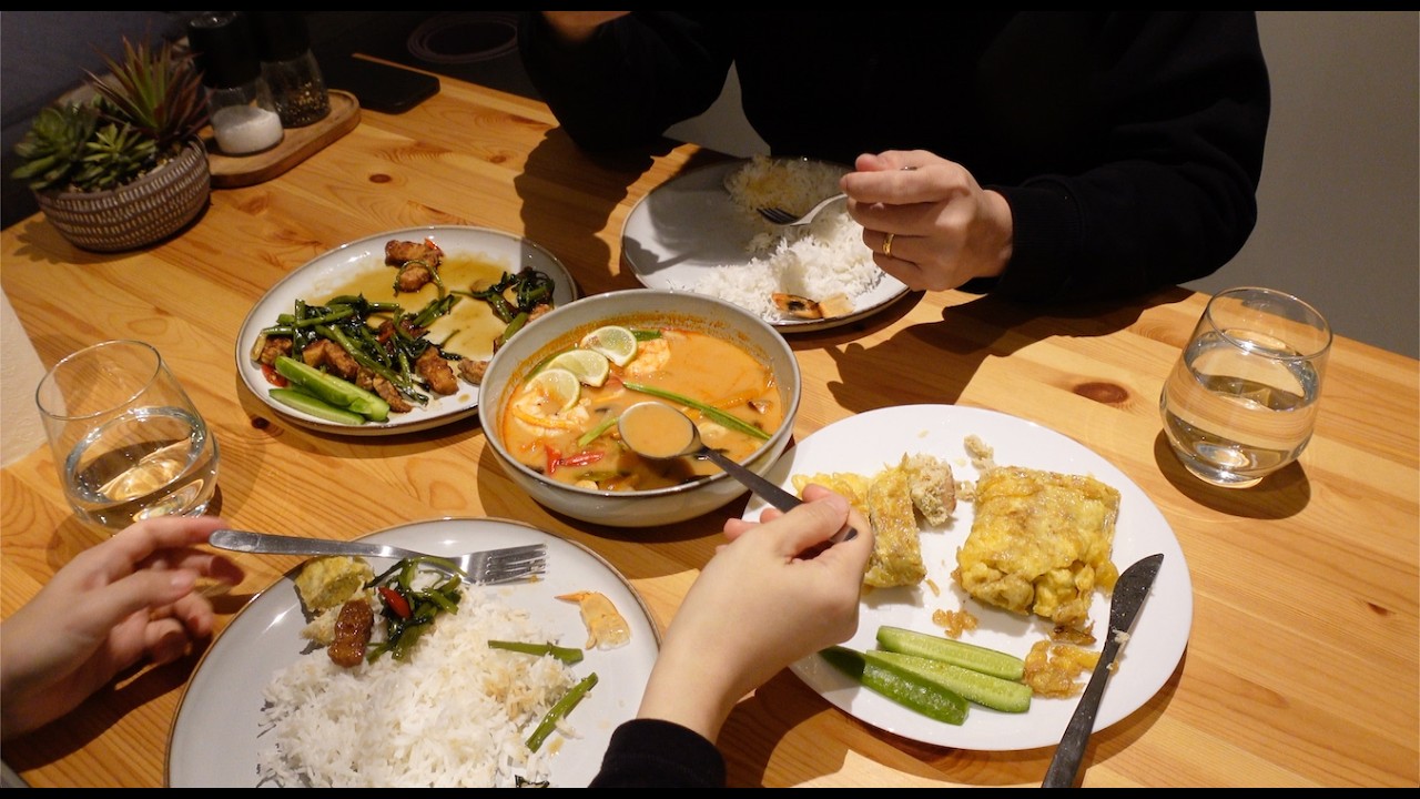 Delicious Thai dinner(crispy pork, crab omelette, tomyum) | Burmese breakfast(noodle salad with tea)