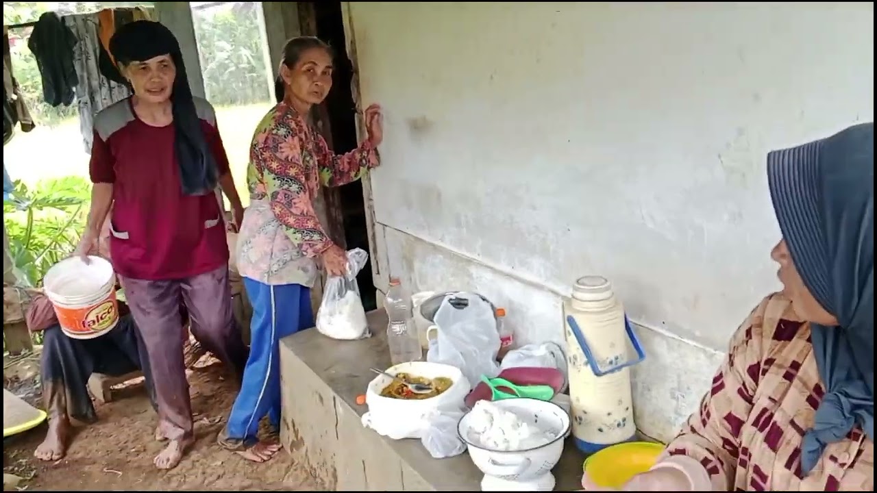 Nikmatnya makan bersama disawah