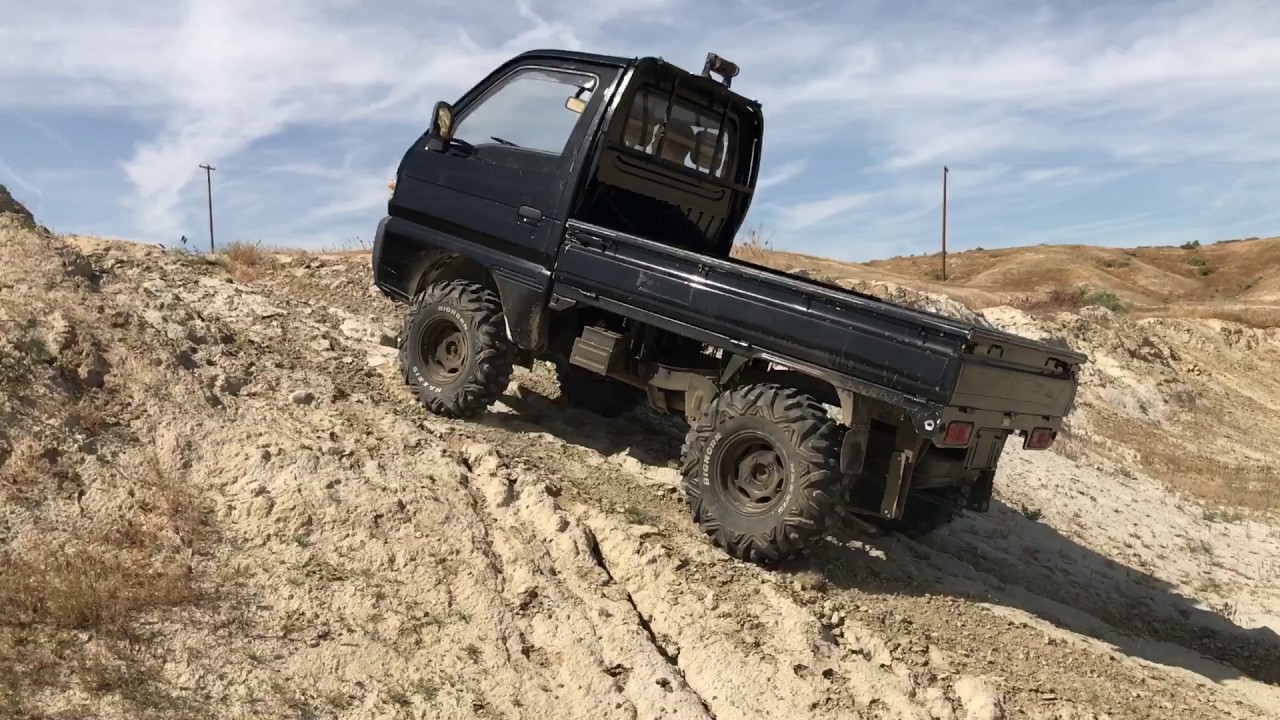 Suzuki Carry 4x4 hill climb
