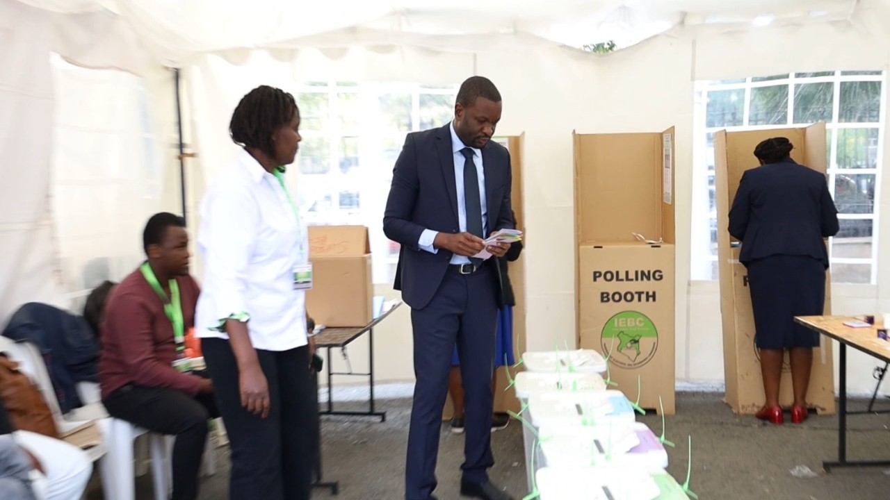 Senator Sifuna Casts his vote during the LSK Elections