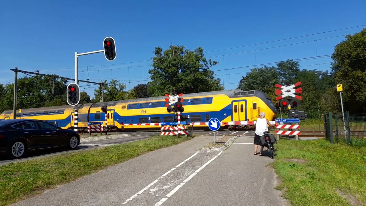 Spoorwegovergang Maarsbergen // Dutch railroad crossing