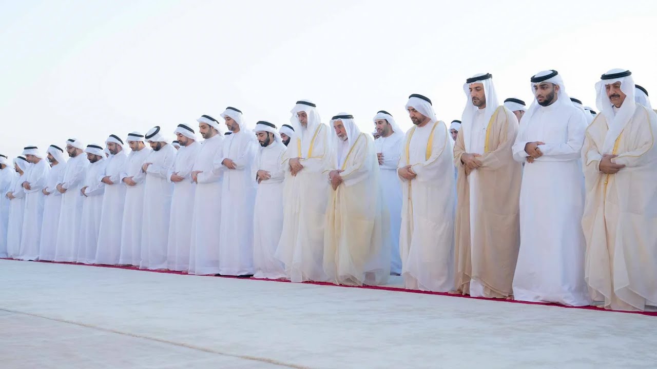 حاكم الشارقة يؤدي صلاة عيد الفطر المبارك في مصلى البديع