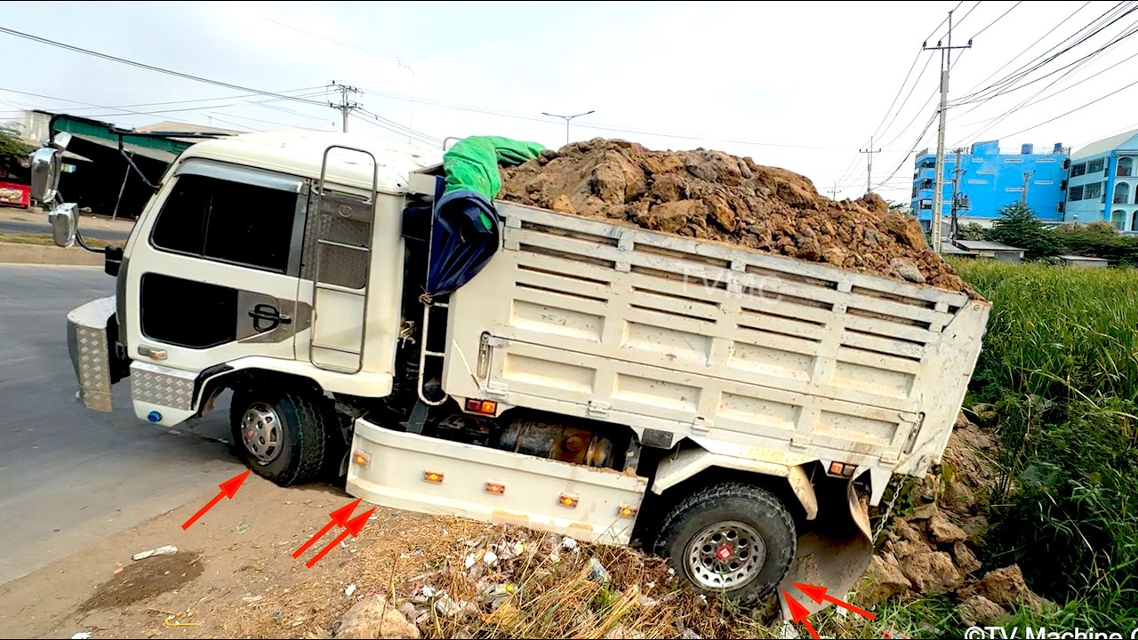 Error Truck 5TON Drive Back Upload Sliding Overturned & Recovery Landfilling flooded By Dozer Push