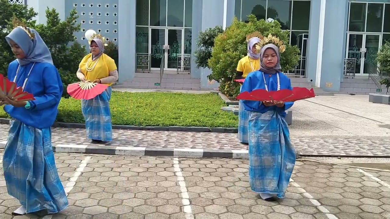 Siswa MAN 2 Soppeng (Tari kreasi Mappadendag)