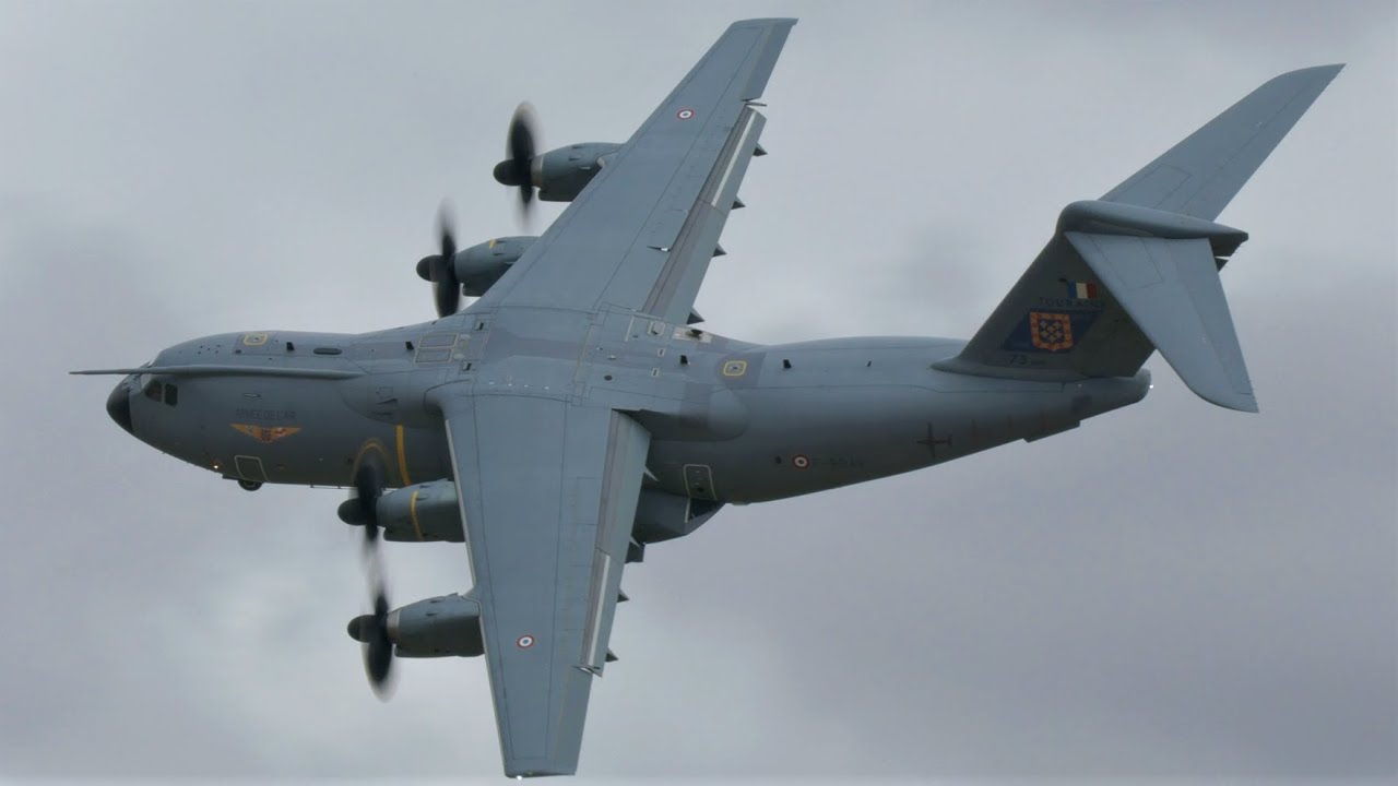 Impressive A400M tactical demonstration - French Air Force