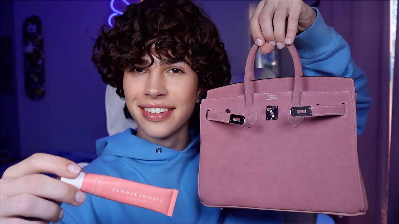 ASMR- What's in my Bag 👛(Whisper Ramble)