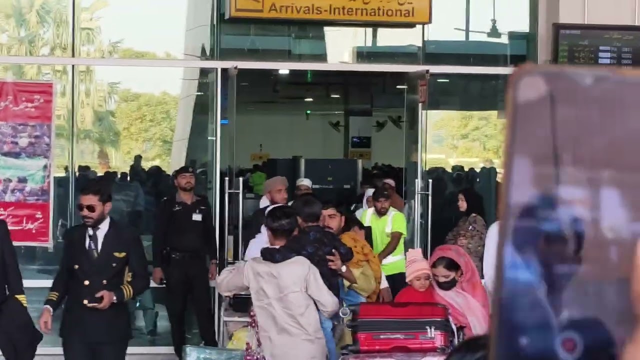 الحمدللہ! ابو جی کا عمرہ مکمل، ایئرپورٹ پر واپسی کا منظر 🕋
