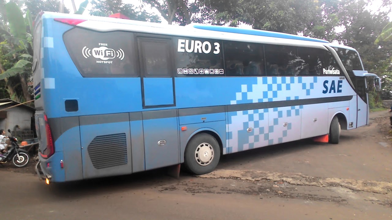 Suara rem angin bus HINO RK8 saat putar balik dijalan sempit