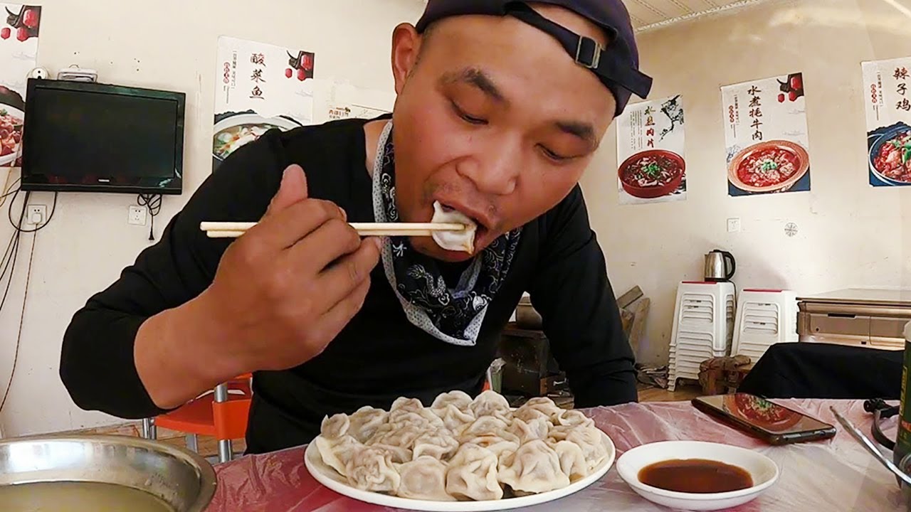 90后小伙骑行川藏318，吃份饺子补充体力，准备爬折多山！【追梦人张大飞】