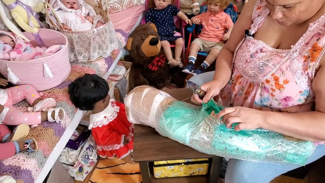 Honey Bee's Hive presents a Vintage Doll unboxing! 🎉🎊 Come see our 2 new additions to the nursery.