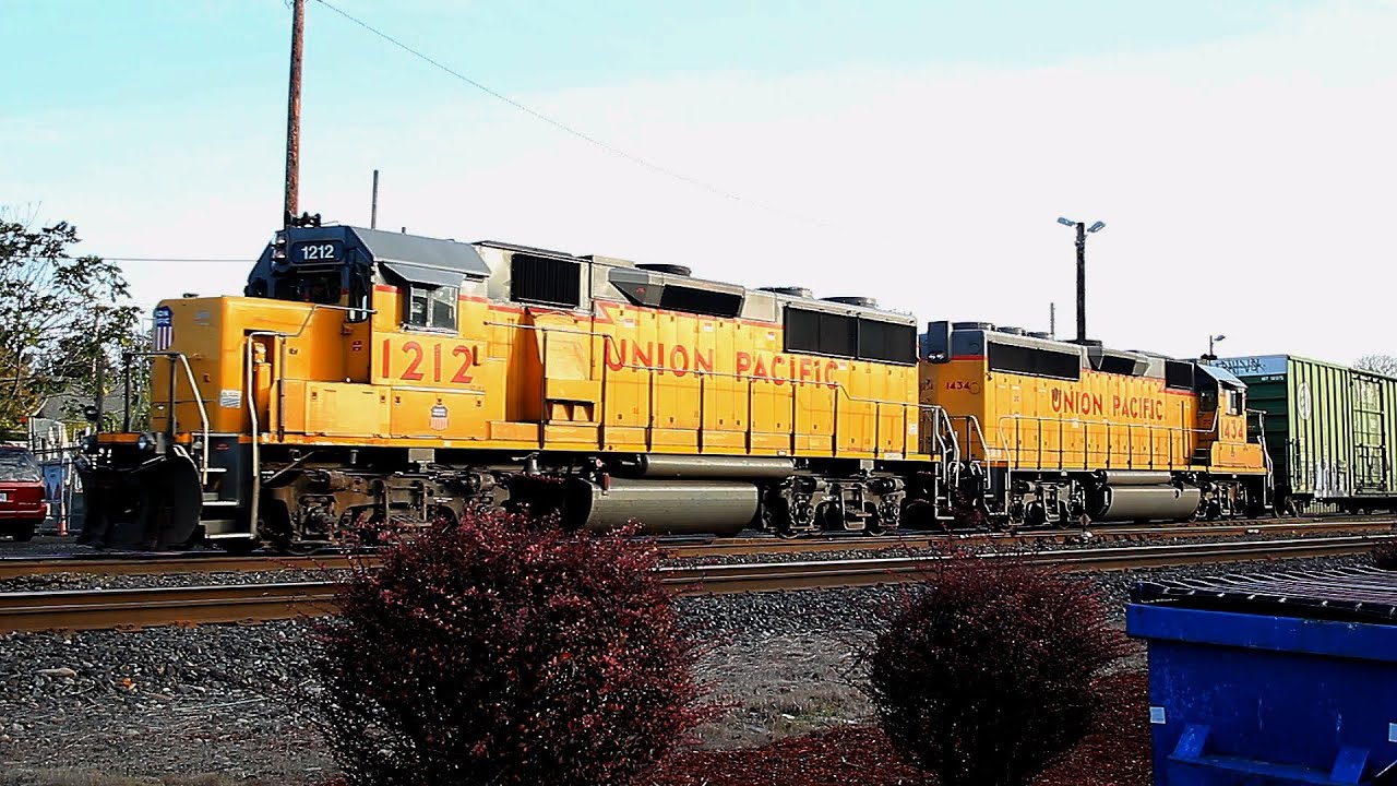 Switching the Salem, Oregon Yard:  Cutting cars, Amtrak train 11, and a backwards run. 11-15-2012