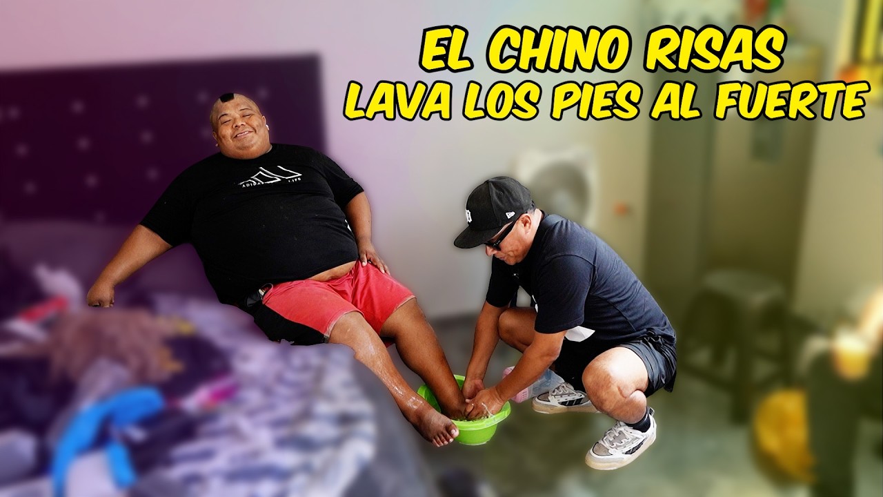 El chino risas lava los pies del fuerte