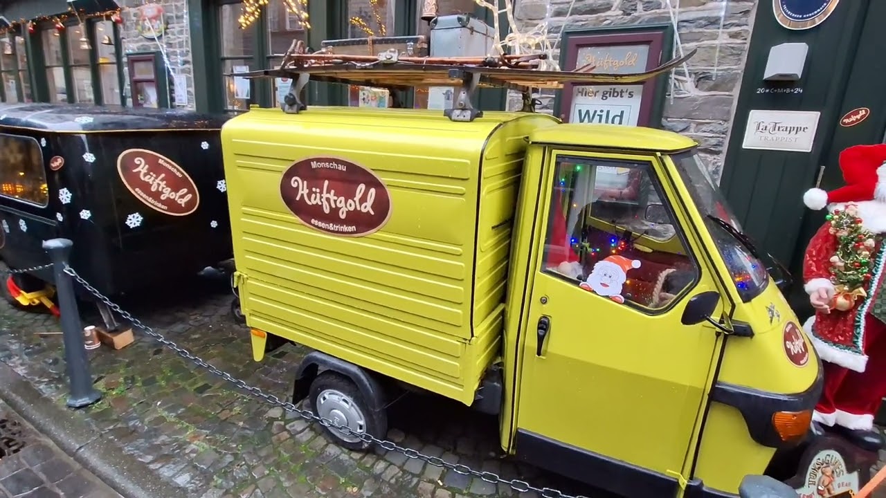 Weihnachtsmarkt in Monschau. 4K-Video. Eine wunderschöne Stadt in den Bergen und am Fluss.