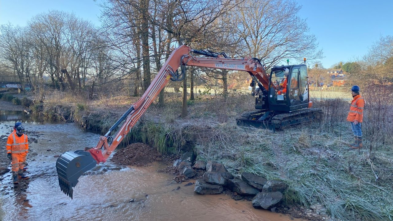 Hitachi ZX85 long reach on Flood Risk Management