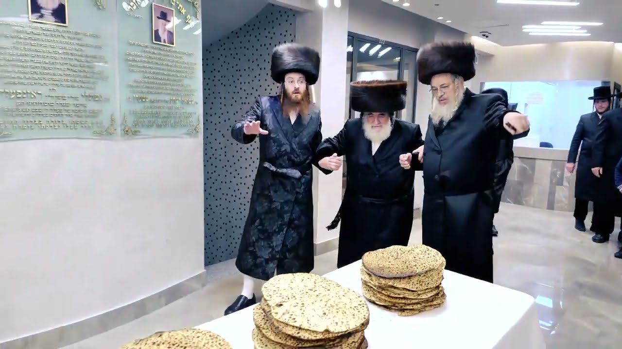 Viznitzer Rebbe Visits Bayit Lepleitot | האדמו"ר מויז'ניץ ביקור במוסד 'בית לפליטות' בירושלים
