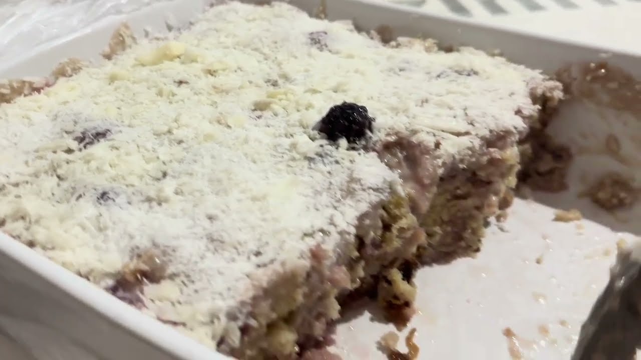 BOLO GELADO DE FRUTAS VERMELHAS E CEREJA EM CALDA