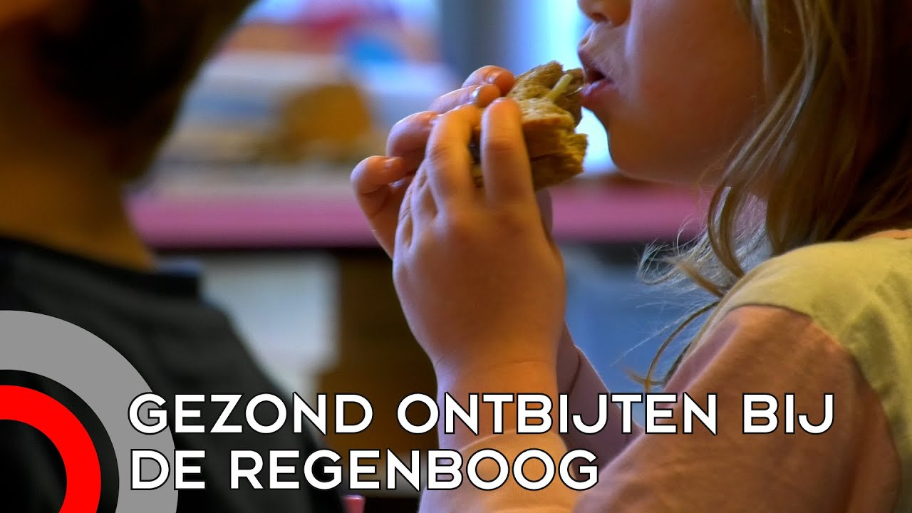 Dansend aan het schoolontbijt beginnen
