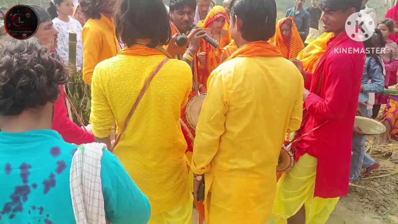 सज्जन भगत जी के चरण धोते हुऐ गायक ;दरविंद्र पजियार और लवली भारती mobile no; 8292461538