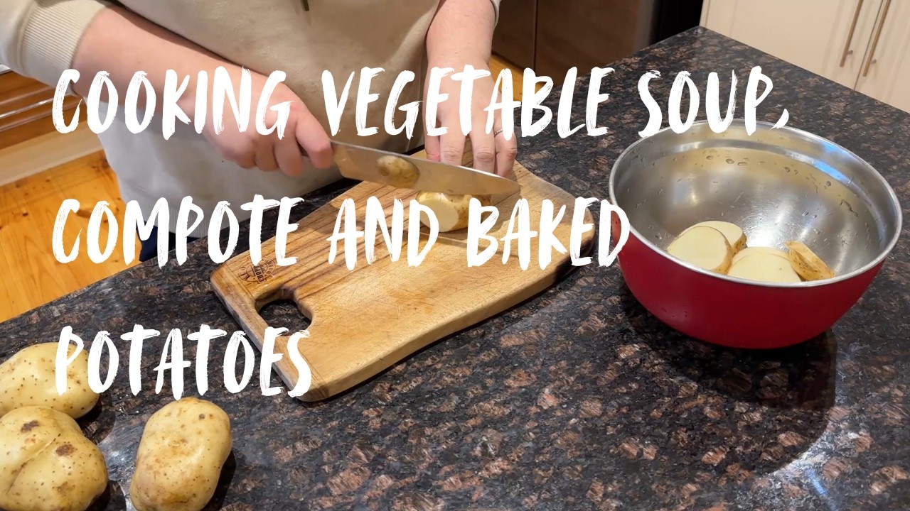 COOKING Vegetable soup, apple compote and baked potatoes