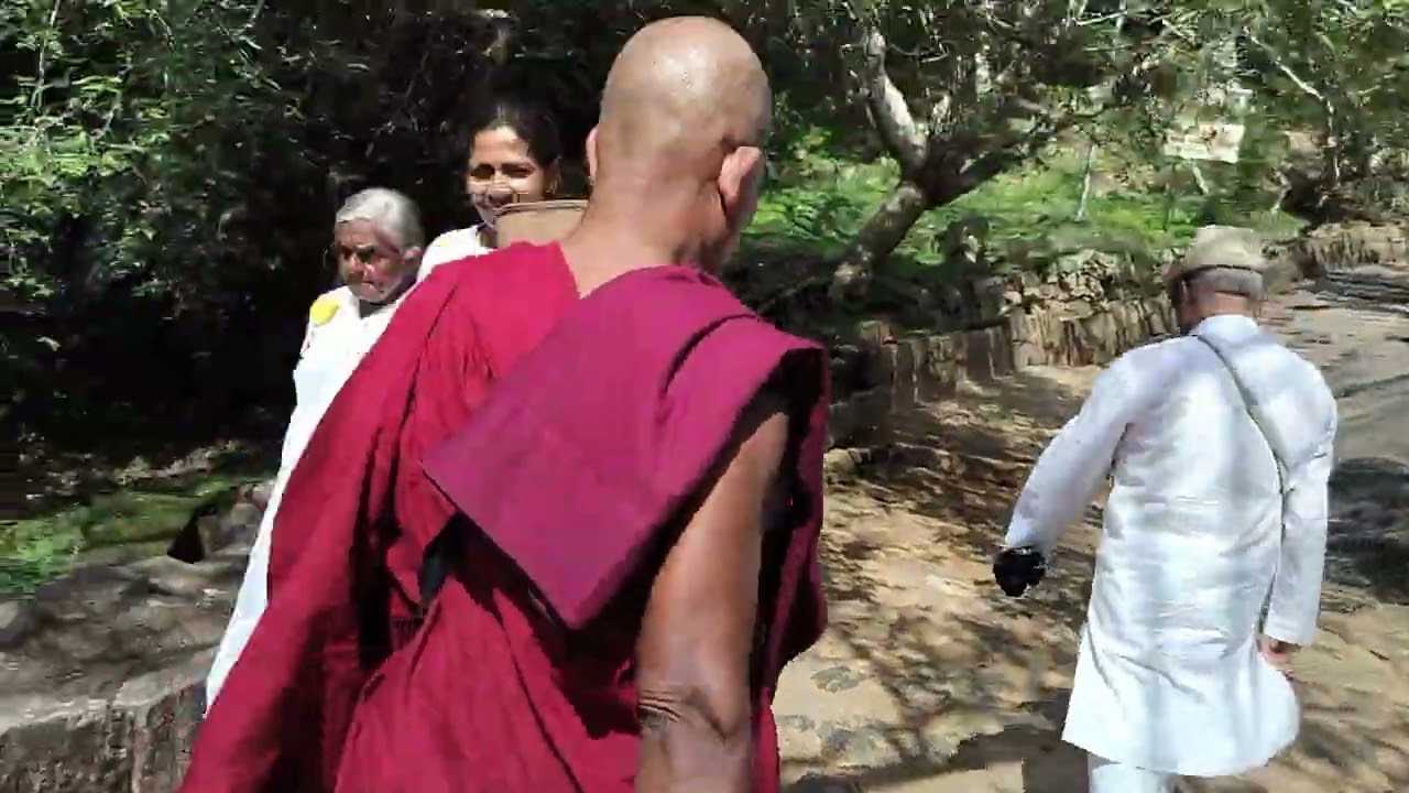 Part 18 lanka tour chautha din anuradhpur ke mihintala mahavihar ka bhraman 