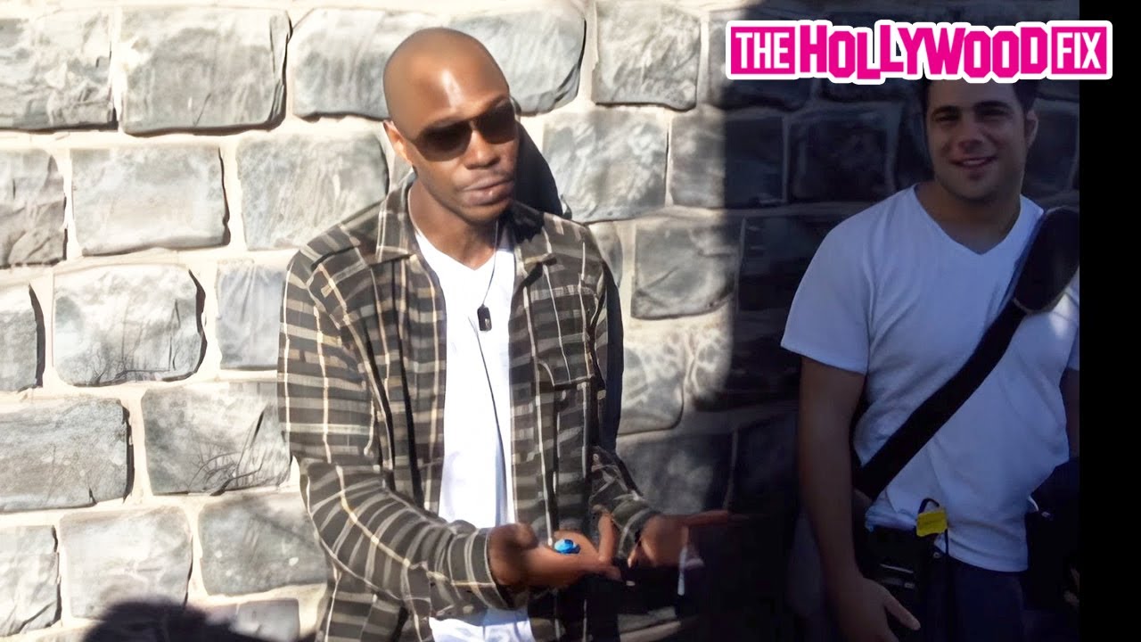 Dave Chappelle Interviews Paparazzi While Taking A Smoke Break During Lunch At The Ivy In WeHo