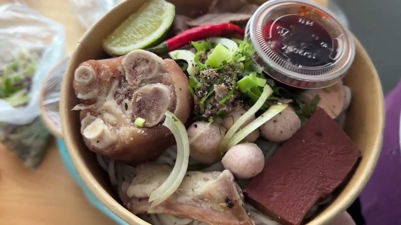 Đặt về nhà Bún bò Huế đặc biệt và phở cuối tuần ngon lắm ạ 