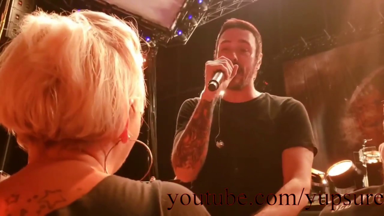 Breaking Benjamin — Dear Agony (Бен поёт для фаната в первом ряду) — HD (мультикамера)