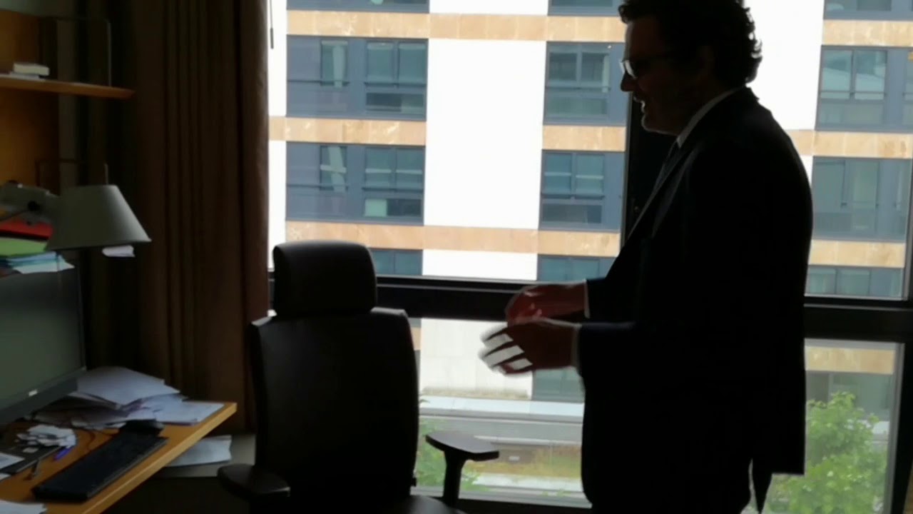 Le député de Périgueux montre son bureau à l'Assemblée nationale