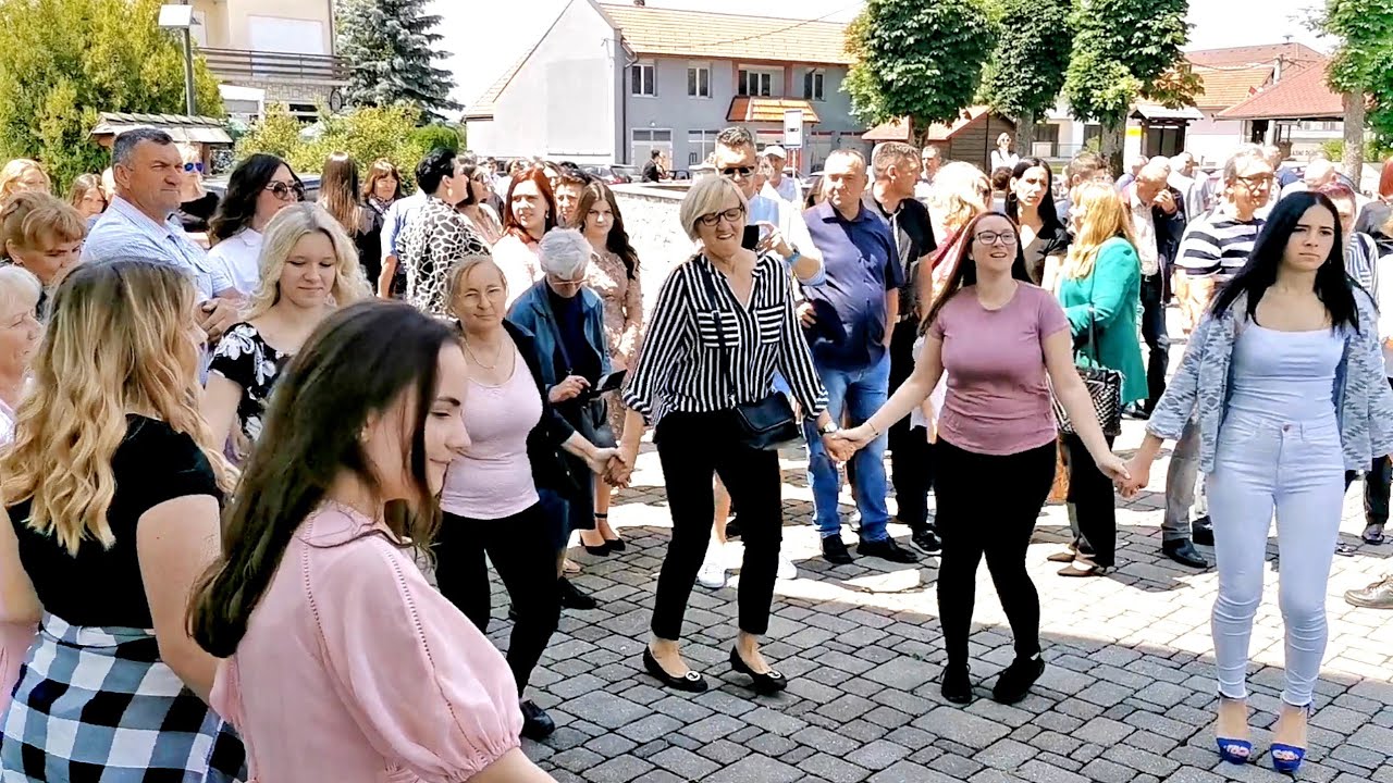 KUKUNJEŠĆE U DREŽNIKU-VESELI RAKOVČANI(ISPRED CRKVE SVETOG ANTE U DREŽNIKU) 4K..