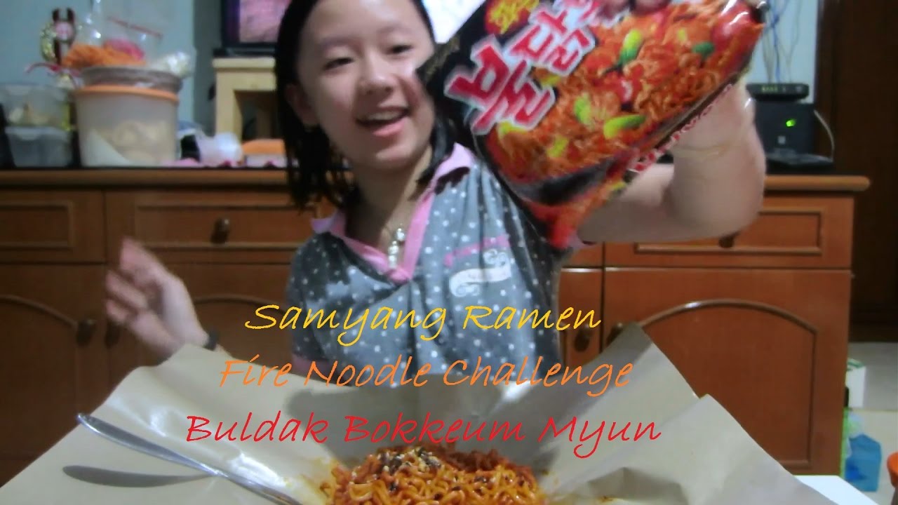 Abbey Makan Mie Pedas Instan Samyang (Samyang Challenge / Fire Noodle Challenge)