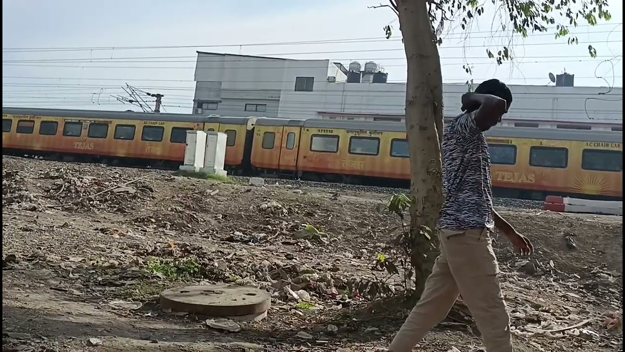 TWO SF EXPRESS CROSS EACH OTHER  AHMEDABAD IRCTC TEJAS EXPRESS & AHMEDABAD SHATABDI EXPRESS AT SURAT