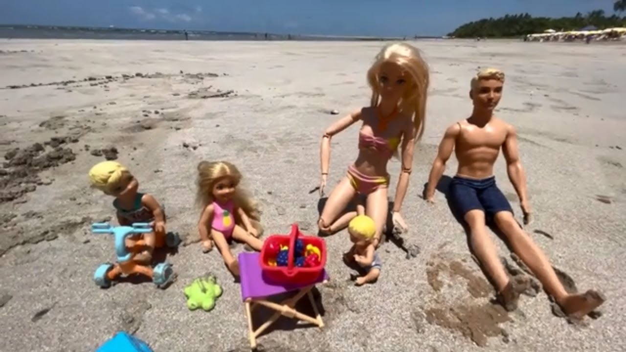 Novelinha da Barbie: férias da Barbie na praia! Areia. Mar. Piscina.