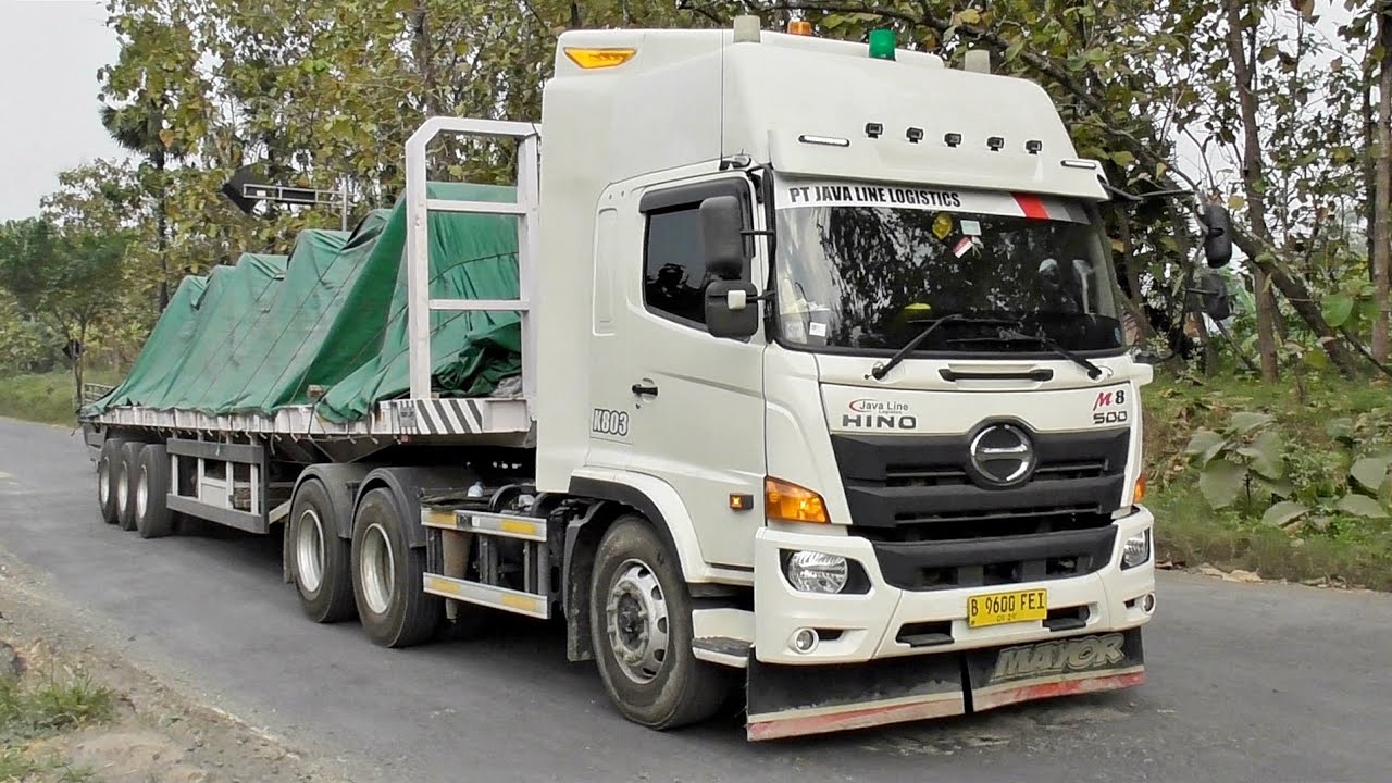 Perjuangan Truk Trailer Kelas Berat Menembus Jalan Rusak Pantura