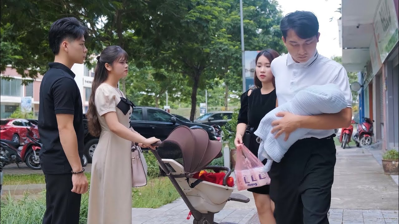 Chủ Tịch Bế Con Đi Dạo Gặp Lại Bạn Gái Cũ Cũng Đang Đẩy Xe Đưa Con Đi Chơi Và Cái Kết - Tập 1080