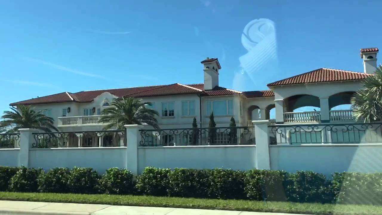 Big homes along the shoreline in Corpus Christi, Texas