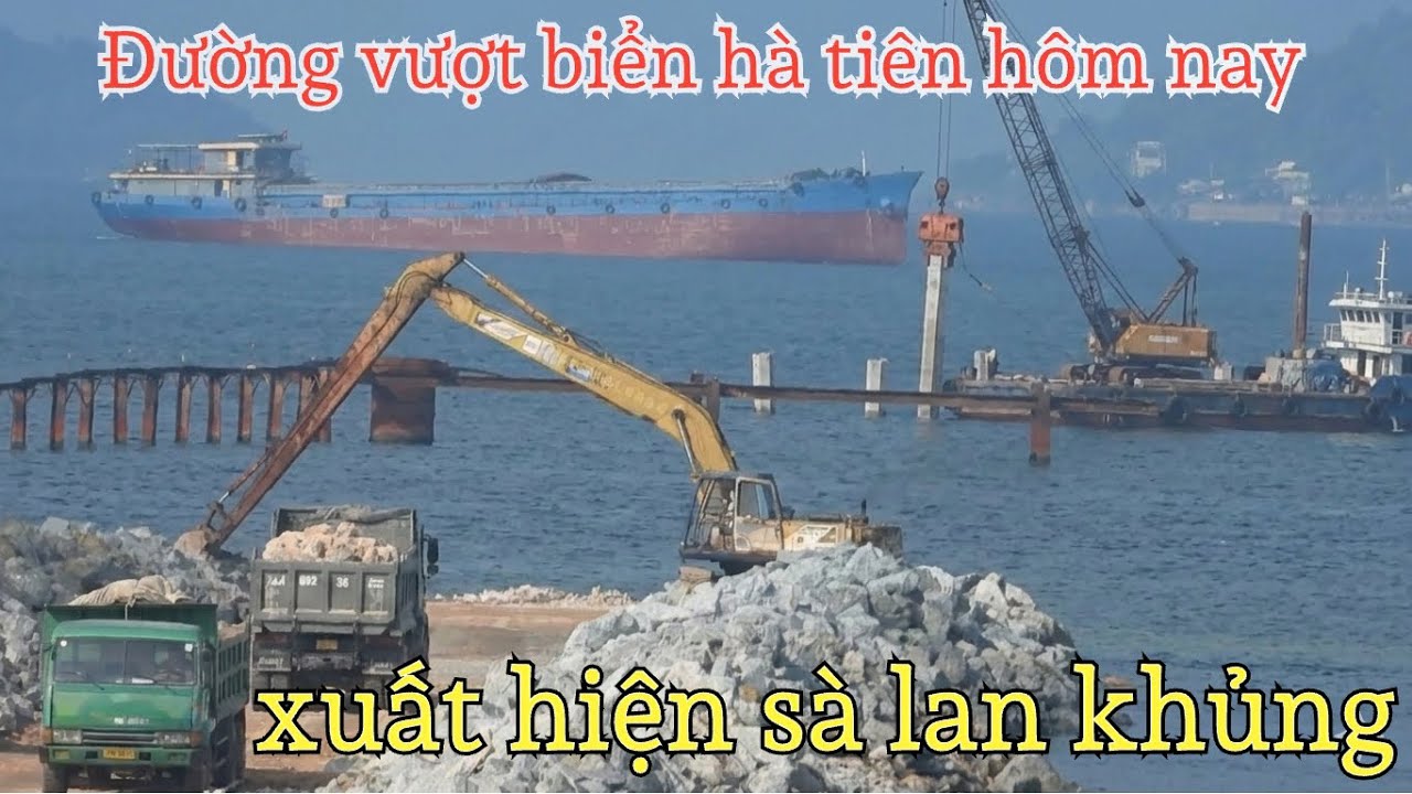 Đường Vượt Biển Hà Tiên Hôm Nay Xe Chở Đất Đá Tăng Cường Rất Nhiều Và Sà Lan Khùng..