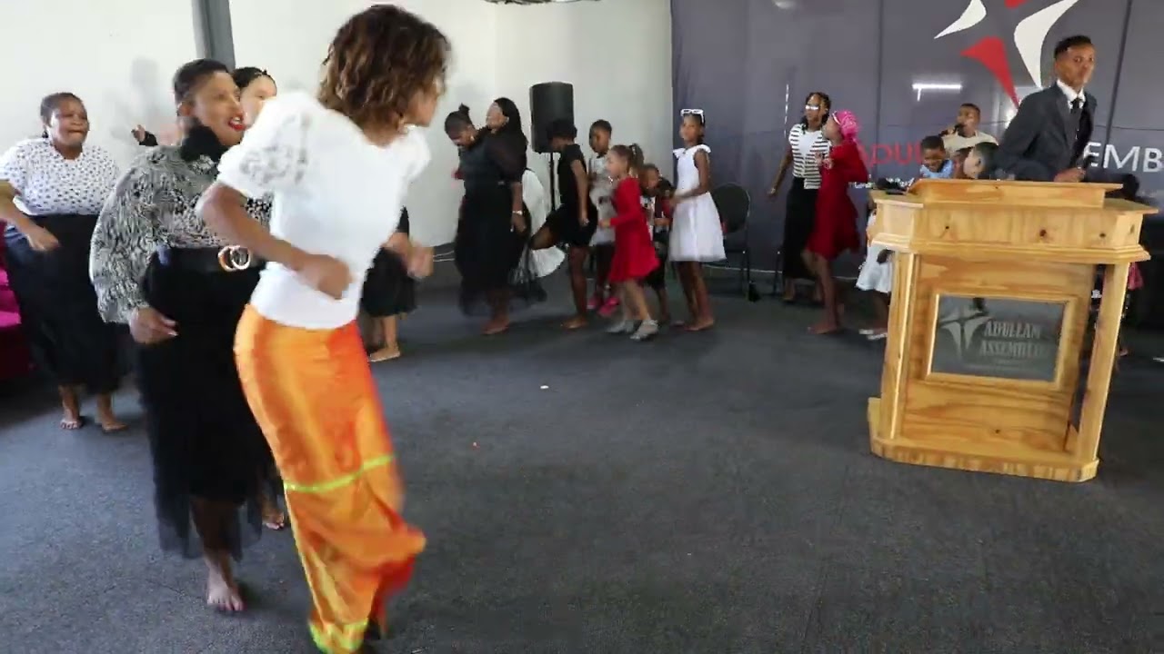 Juig tydens Sondag diens van Adullam Assemblies
