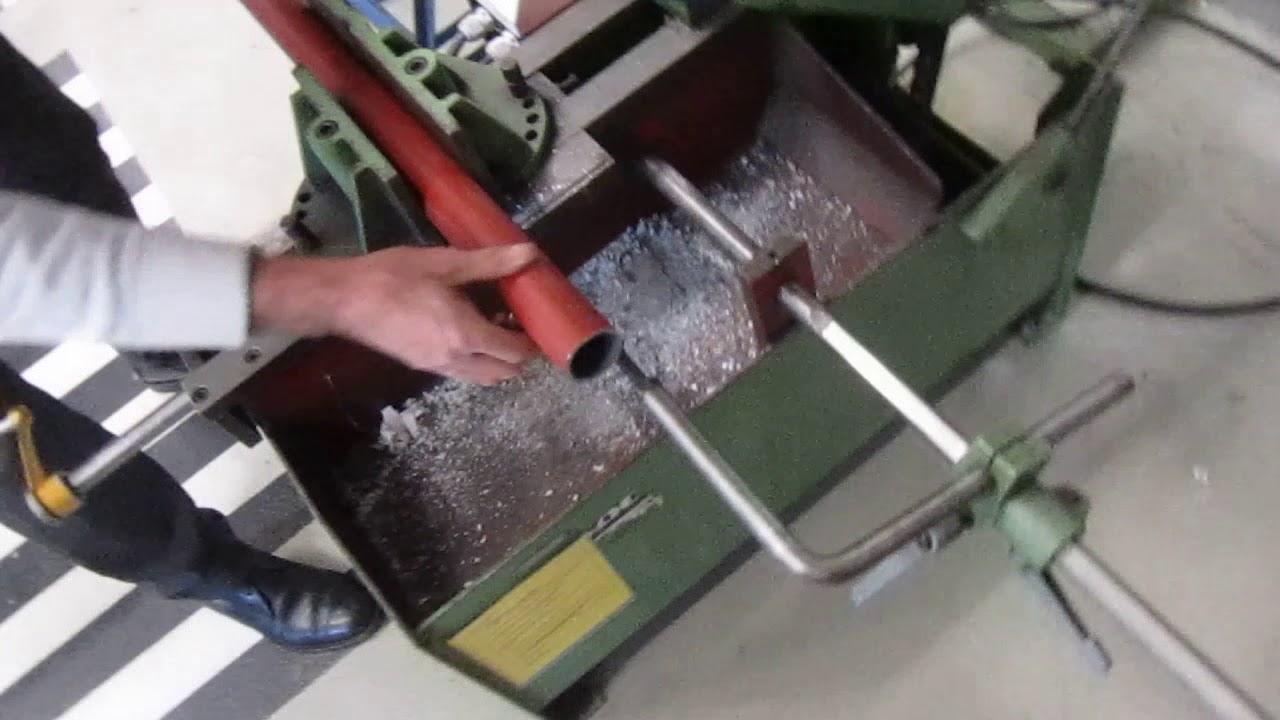 Zagen met de elektrische beugelzaag machine