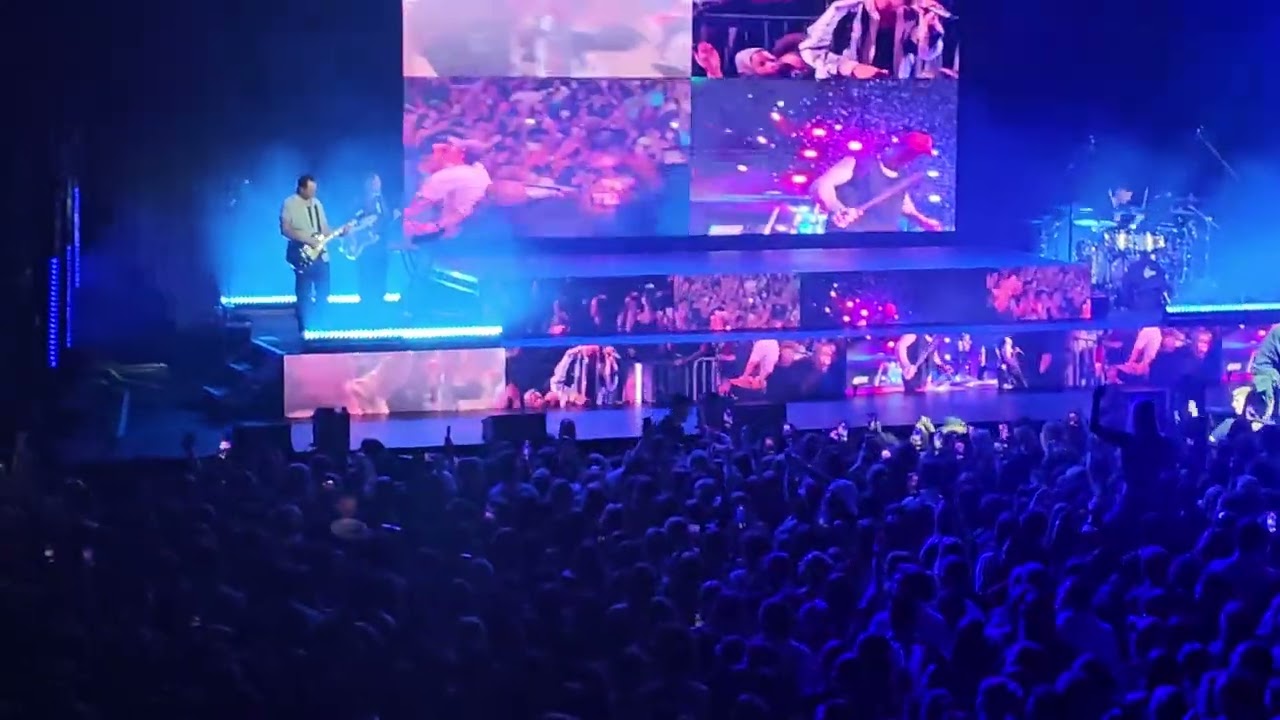 Big Time Rush: Festival Hall: Paralyzed (BTR each off-stage and down into the audience crowd)