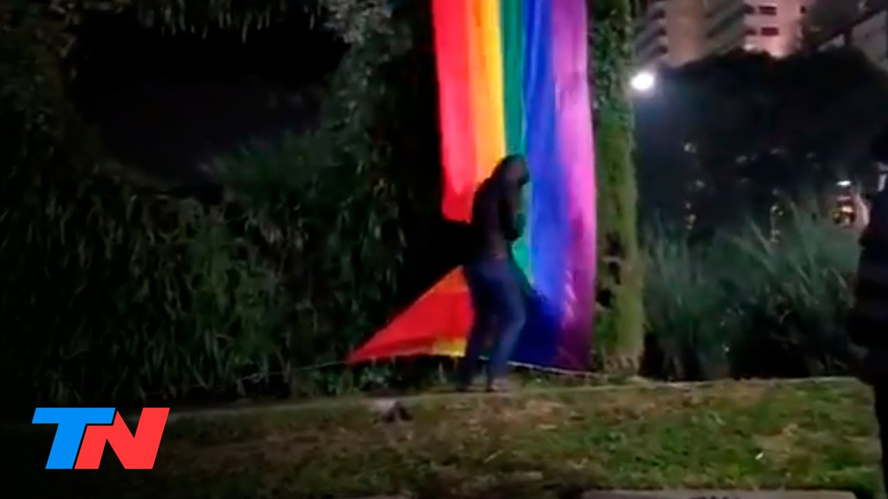 Un grupo de encapuchados rompió la bandera LGBT que habían desplegado junto al Obelisco
