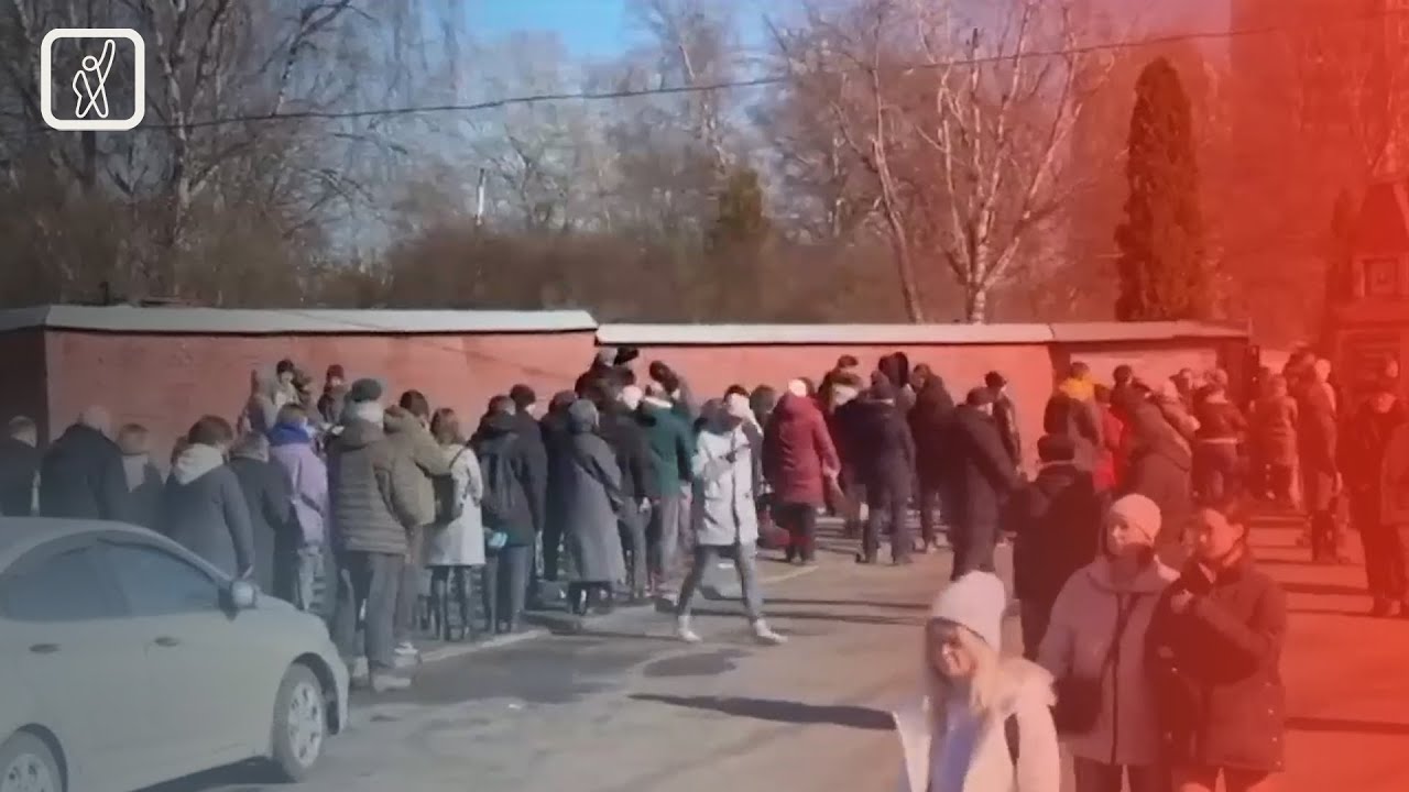 რიგი ალექსეი ნავალნის საფლავზე