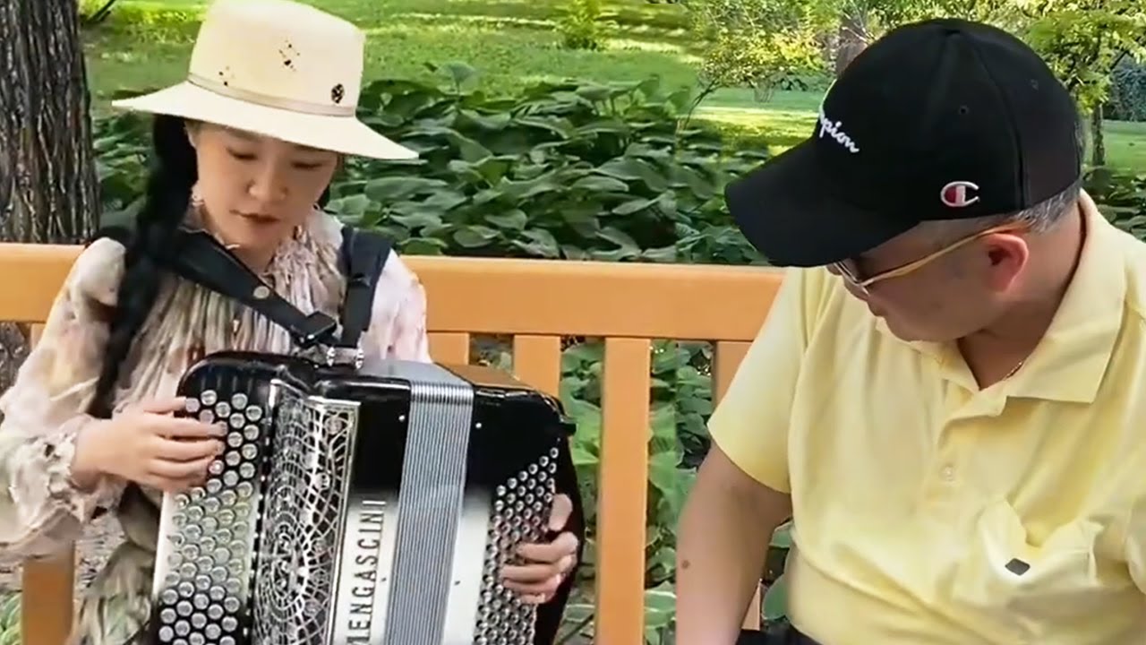Accordion手风琴女孩装小白给大爷当陪练，大爷听完要当场退钱！ 一首经典曲目大爷现场拜师【李楚然手风琴】#李楚然手风琴 #手风琴演奏家公园盘大爷 #手风琴 #音乐