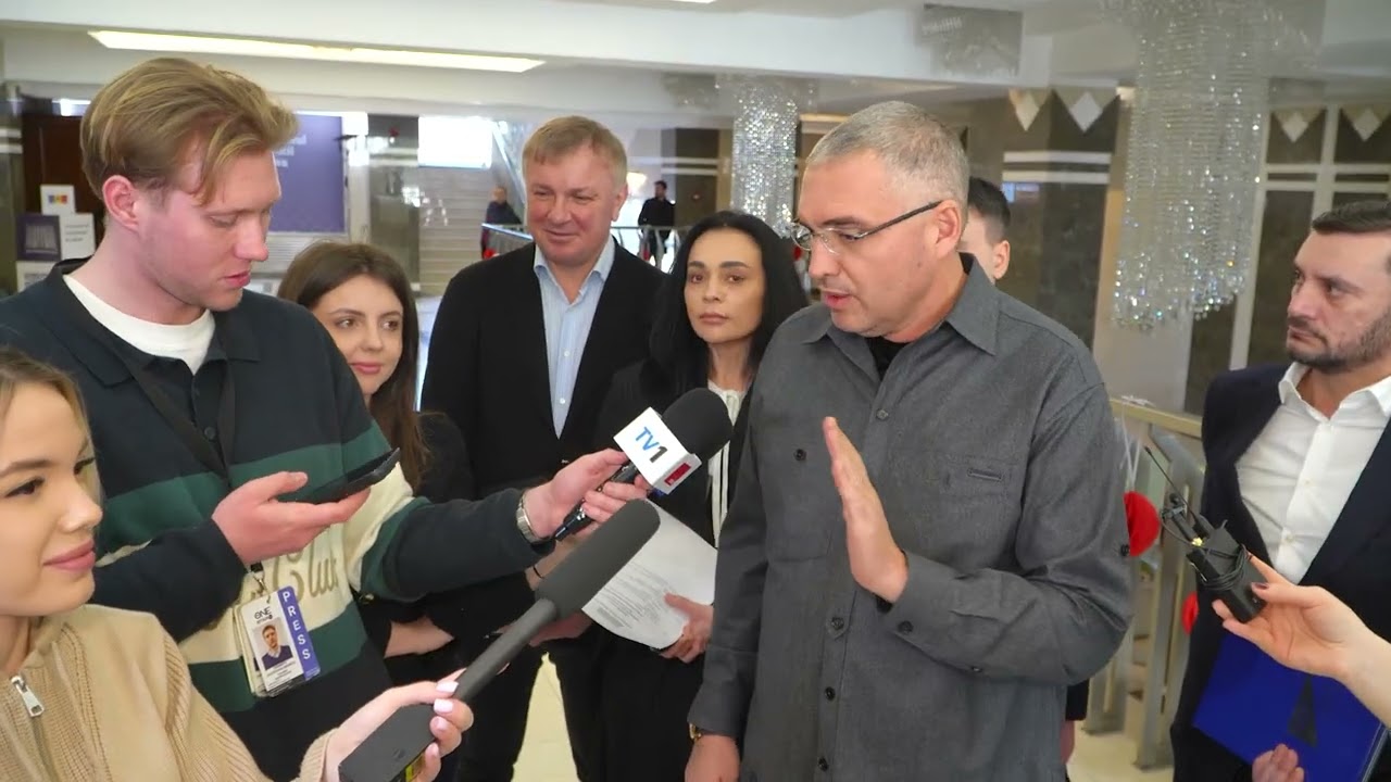 Directorul SIS prins cu indicații pentru presă cum să-l atace pe Renato Usatîi