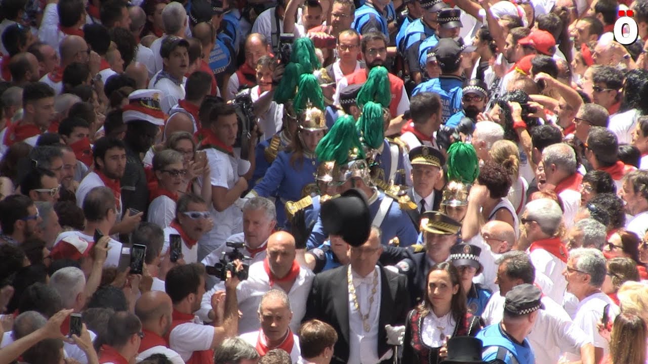 #Sanferminak2019 UPN kanpora oihuak ozen entzun dira Sanferminetako prozesioan