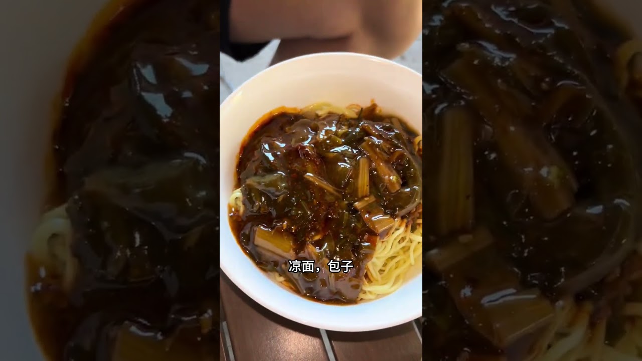 带妈妈出发，小时候总盼着离开家去远方，长大后才懂，最好的远方，是带着妈妈一起出发，看她眼里闪着的光，出发前还是得来一口家里的转百刀拌面#带妈妈出去玩